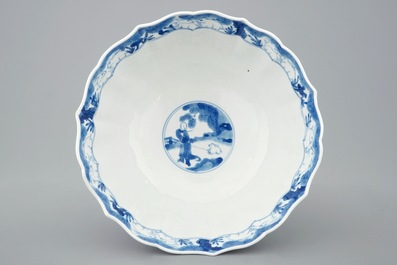 Een Chinese blauw-witte soft paste kom met ruiterdecor, Kangxi